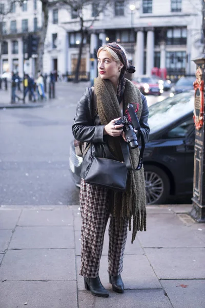 London Febryary 2020 Fashionable People Street Street Style Blonde Girl — Stok fotoğraf