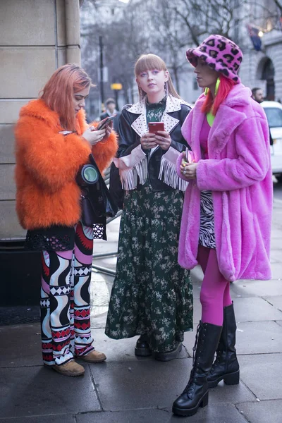 London Febryary 2020 Fashionable People Street Street Style Blonde Girl — Stock Photo, Image