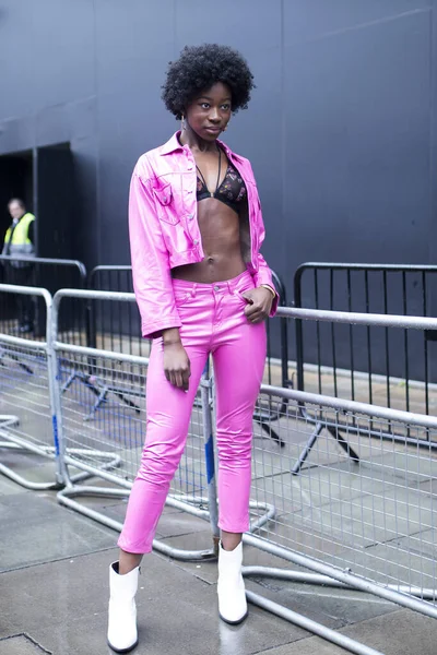 Londra Febbraio 2020 Gente Alla Moda Strada Stile Street Ragazza — Foto Stock