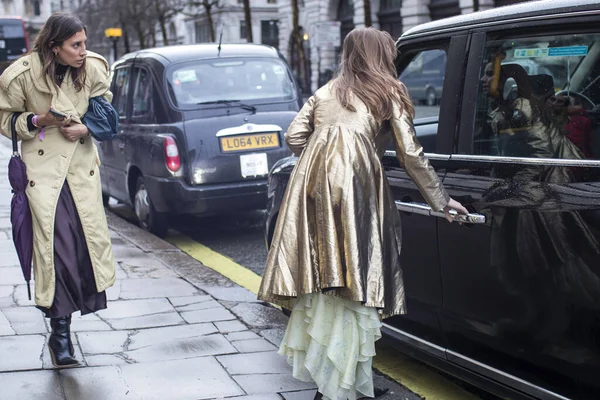 London Febryary 2020 Fashionable People Street Street Style Girls Raincoats — Stock Photo, Image