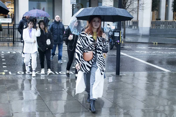 London Febryary 2020 Fashionable People Street Street Style Girl Coat — Stockfoto