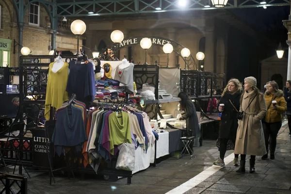 Londres Royaume Février 2020 Les Femmes Marché Covent Garden Considèrent — Photo