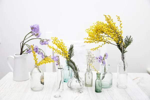 Kurumuş Çiçekler Için Vazo Yerine Küçük Bir Çeşit Eczane Şişesi — Stok fotoğraf