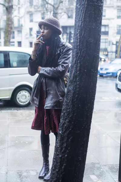 London Febryary 2020 Fashionable People Street Street Style Girl Brown — Φωτογραφία Αρχείου