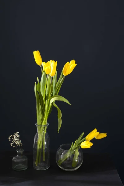 Bouquet Yellow Tulips Table Dark Blue Wall Copy Space — Stock Photo, Image