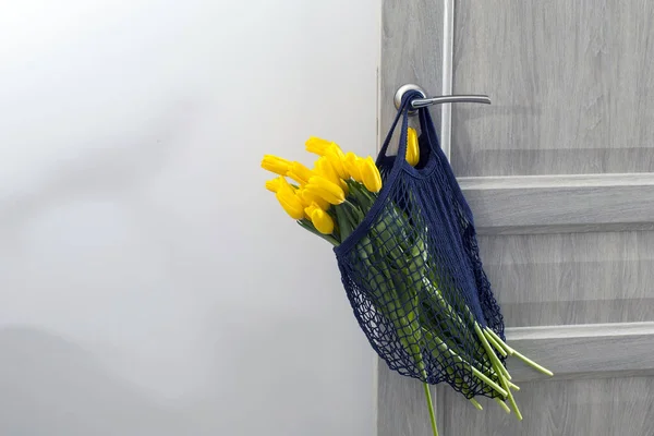Tulipanes Amarillos Bolso Cuerda Ecológico Azul Marino Colgado Una Puerta — Foto de Stock