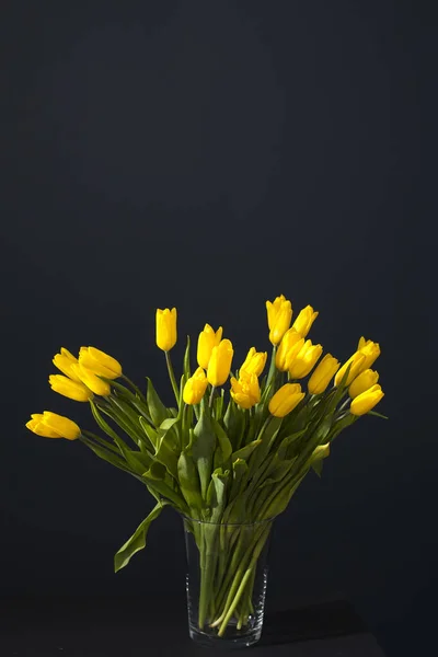 Ramo Tulipanes Amarillos Está Mesa Frente Pared Azul Oscuro Copiar —  Fotos de Stock