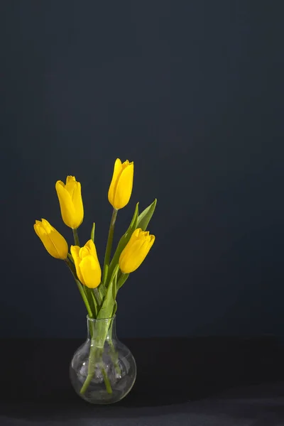 Ramo Tulipanes Amarillos Está Mesa Frente Pared Azul Oscuro Copiar —  Fotos de Stock