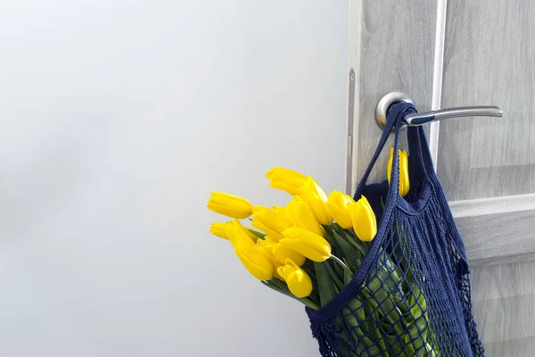 Żółte Tulipany Granatowej Eko Przyjaznej Torbie Wiszącej Beżowych Drzwiach — Zdjęcie stockowe