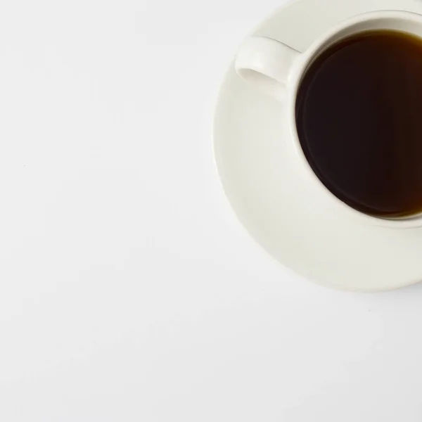 Xícara Branca Café Com Pires Uma Colher Uma Mesa Branca — Fotografia de Stock