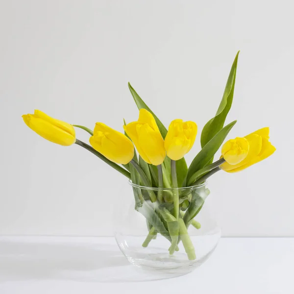 Boeket Van Gele Tulpen Ligt Tafel Tegenover Witte Muur Kopieerruimte — Stockfoto