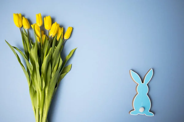 Букет Жовтих Тюльпанів Великоднім Кроликом Яйцями Синьому Фоні Копіювати Простір — стокове фото