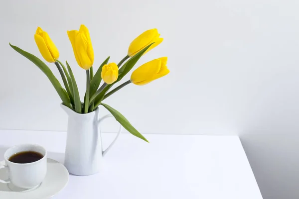 Bouquet Tulipes Jaunes Est Sur Table Face Mur Blanc Espace — Photo