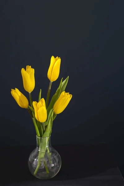 Ein Strauß Gelber Tulpen Liegt Auf Dem Tisch Gegenüber Der — Stockfoto