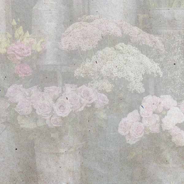 正方形のフォーマット ロンドンの自由の店の近くの色の様々な 錫の花瓶に大きな花束 ピンクのバラ スタイリッシュな古い紙の背景を — ストック写真