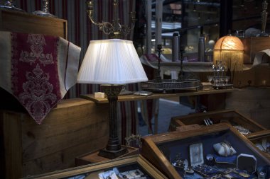 Londra, İngiltere - 13 Şubat 2020 Spitalfields bit pazarı. Beyaz masa lambası ve takılar çekmecede.