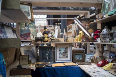 Londra, İngiltere - 13 Şubat 2020 Spitalfields bit pazarı. Küçük çerçeveli resimler, vazolar ve bir leopar heykeli.