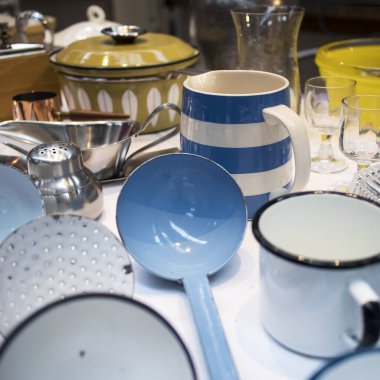 Londra, İngiltere - 13 Şubat 2020 Spitalfields bit pazarı. İsimsiz kepçe, süzgeç, bıçak ve diğer mutfak aletleri.