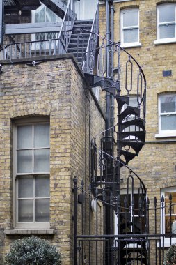 LONDON, İngiltere - 20 Mart 2020: Klasik dairesel merdivenli geleneksel bir İngiliz evinin ön cephesi