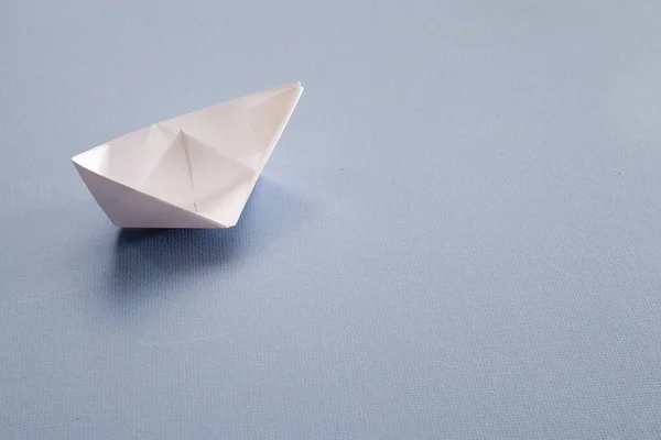 Kertas Putih Buatan Tangan Origami Perahu Latar Belakang Biru Salin — Stok Foto