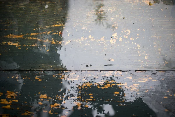 Gotas Lluvia Sobre Superficie Una Mesa Lacada Negro Con Reflejos —  Fotos de Stock