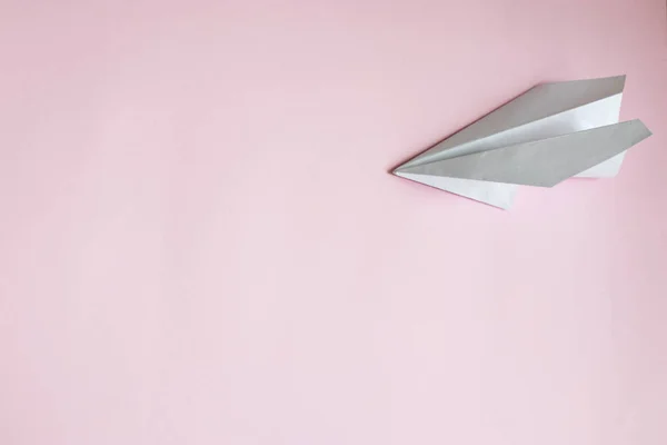 Flach Lag Weißes Papierflugzeug Auf Rosa Hintergrund Kopierraum — Stockfoto