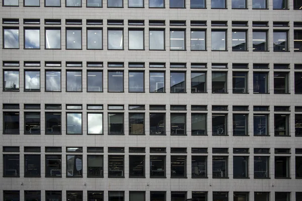 伦敦一幢办公大楼正面的碎片 — 图库照片