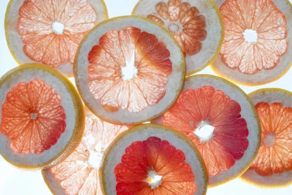 Нарезанные Грейпфрутовые Кольца Белом Фоне Контрастном Свете — стоковое фото