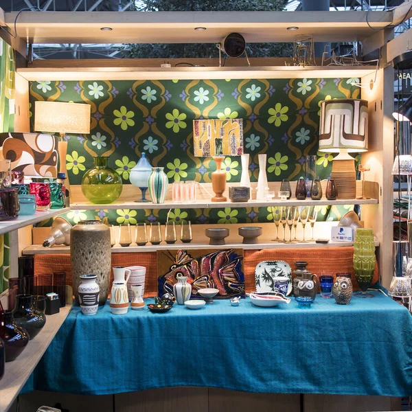 London 2020 Spitalfields Flea Market 색깔의 직물의 배경에 선반에 대스타일의 — 스톡 사진