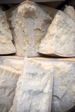 Kızıl İnek Parmigiano Reggiano 'nun yeniden keşfi. Bir çiftçi pazarında, üzerinde fiyat etiketi olan doğranmış parmesan parçaları