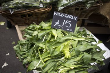 Çiftçi pazarında taze yabani sarımsak satılıyor.