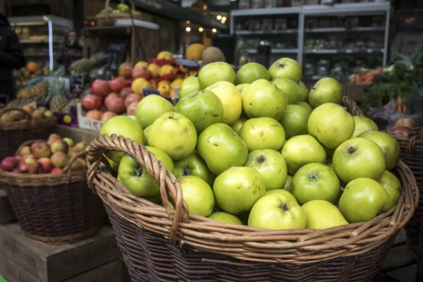 Green Apples Wicker Basket Market Sale Background Counters Seasonal Vegetables — Stock Photo, Image