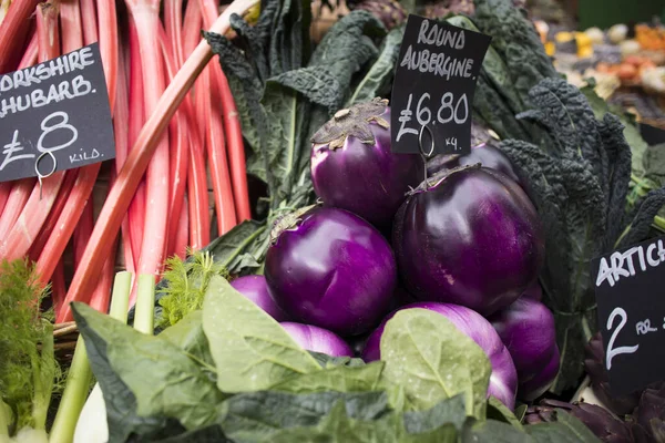 Melanzane Rotonde Circondate Cavolo Cavolo Cavolo Rabarbaro Vendita Mercato Agricolo — Foto Stock