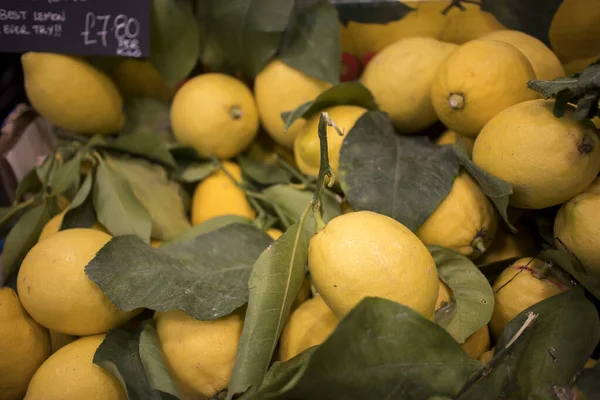 Çiftçi Pazarında Kabuklu Büyük Limonlar — Stok fotoğraf