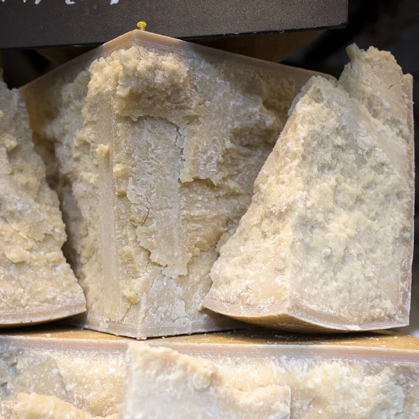 Znovuobjevení Red Cow Parmigiano Reggiano Kousky Sekaného Parmezánu Farmářském Trhu — Stock fotografie