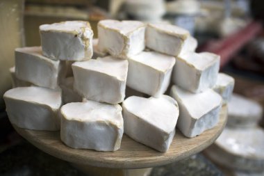 Çiftçi pazarında yumuşak kalp şeklinde Brie peyniri