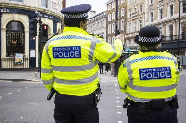 Londra, İngiltere - 12 Mart 2020, Polis şehirde devriye geziyor. Arkadan polis görüntüsü.