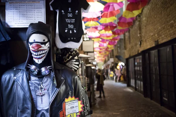 London, UK, - 15. März 2020 Gotische Gesichtsmasken auf dem Camden Town Market — Stockbild London März 2020 Gotische Gesichtsmasken Auf Dem Camden Town Market — Stockfoto