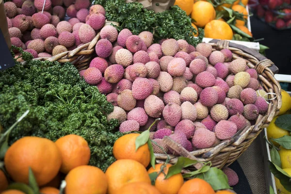 Rote Litschi Zum Verkauf Auf Einem Bauernmarkt — Stockfoto