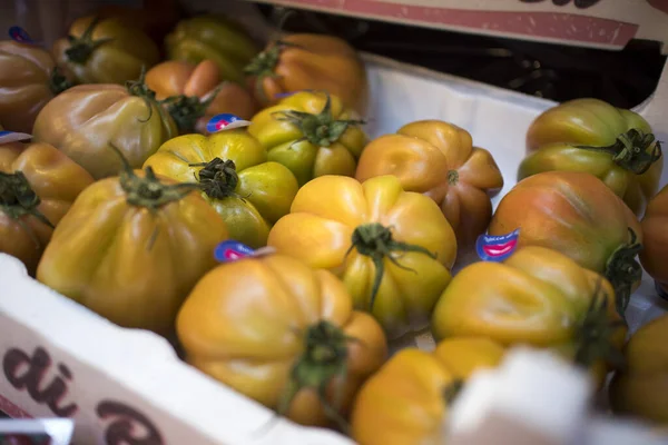 2020年3月12日 大型Cour Bue Tomato在一个农民自治市场摊位上出售 — 图库照片