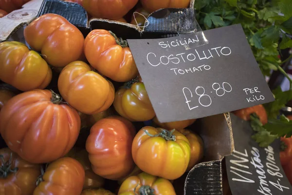 Large Cow Heart Tomatoes Sale Farmers Market Stall — Stock Photo, Image