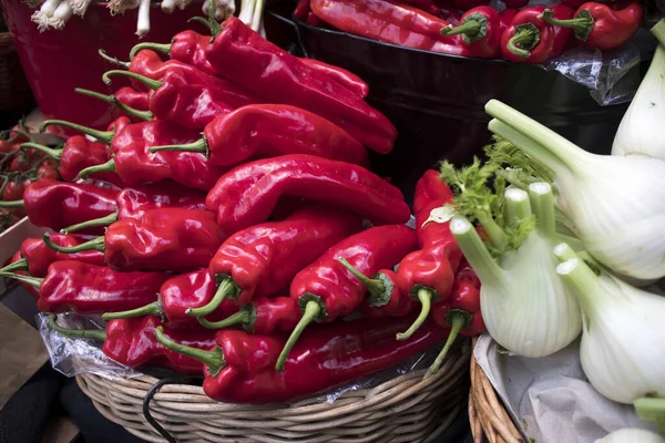 Rote Paprika Die Aus Einem Weidenkorb Als Dekoration Der Gemüseabteilung — Stockfoto