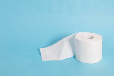Mavi arka planda tuvalet kağıdı rulosu. Boşluğu kopyala.