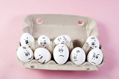 konsept sosyal ağlar iletişim ve duygular - pembe arka planda yumurtalar göz kırpıyor. Boşluğu kopyala