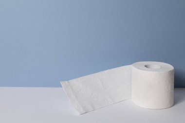 Mavi arka planda tuvalet kağıdı rulosu. Boşluğu kopyala.