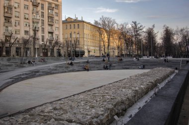 Moskova, Rusya - 20 Mart 2020, şehir bölgesi Kitay-gorod. Gençlik partileri için popüler bir yer Yama..