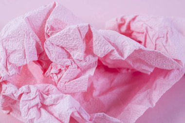 Pembe arka planda buruşmuş pembe peçete. Boşluğu kopyala