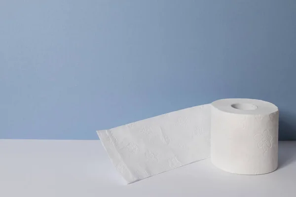 Mavi Arka Planda Tuvalet Kağıdı Rulosu Boşluğu Kopyala — Stok fotoğraf
