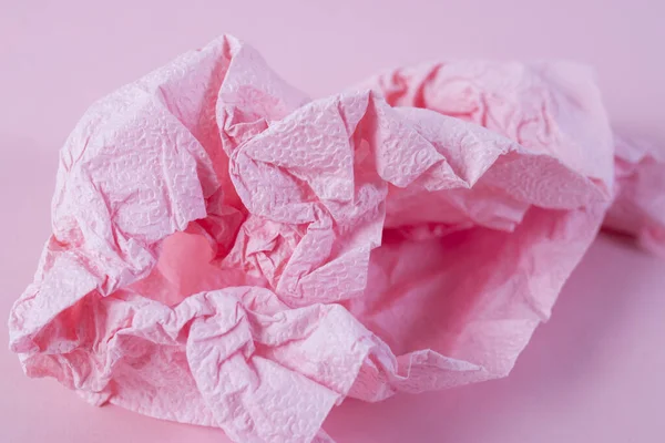 Pembe arka planda buruşmuş pembe peçete. Boşluğu kopyala