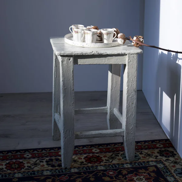 Tabouret Blanc Avec Une Branche Fleurs Coton Plateau Avec Des — Photo